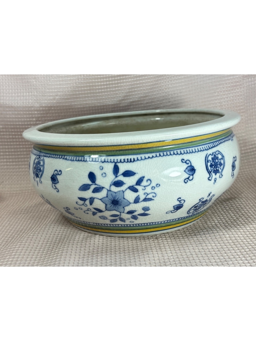 286 - ceramic cachepot planter features a charming blue-and-white floral motif